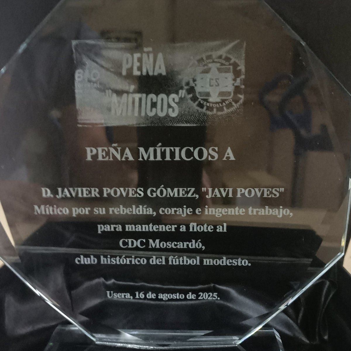 PMiticos's tweet image. Hola desde el Roman Valero #Usera donde hemos reconocido MÍTICO a:

👉D. JAVIER POVES GÓMEZ

por su ingente trabajo para mantener a flote al @CDCMOSCARDO_com histórico club del fútbol modesto.

@GradaSiete7 @RamonFuentes74
@ElDiaDespues @telemadrid @RFFM_oficial @elchiringuitotv