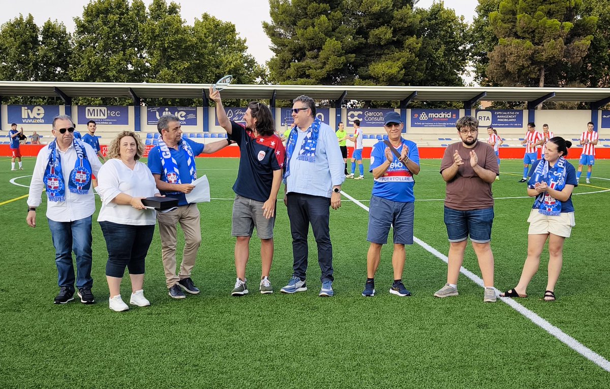 PMiticos's tweet image. Hola desde el Roman Valero #Usera donde hemos reconocido MÍTICO a:

👉D. JAVIER POVES GÓMEZ

por su ingente trabajo para mantener a flote al @CDCMOSCARDO_com histórico club del fútbol modesto.

@GradaSiete7 @RamonFuentes74
@ElDiaDespues @telemadrid @RFFM_oficial @elchiringuitotv