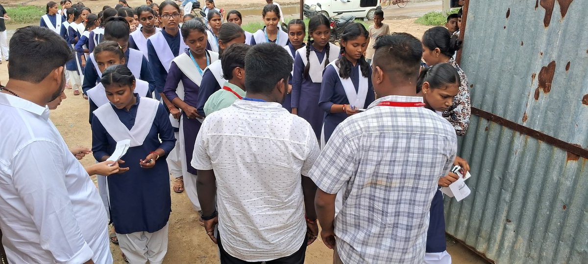 अटल जनशक्ति संगठन द्वारा सरधुवा में प्रतियोगी परीक्षा का सफल आयोजन

लगभग 200 छात्र-छात्राओं ने लिया भाग, 15 अगस्त को सम्मान समारोह का होगा आयोजन