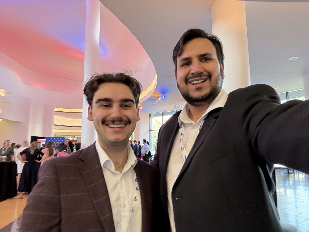 Dans un esprit de transpartisanerie, notre exécutif est à Montréal et à Gatineau cette fin de semaine pour représenter la CRCAQ aux congrès de nos collègues du <a href="/CNJPQ/">Jeunes du Parti Québécois</a> et de la <a href="/CJ_PLQ/">Commission-Jeunesse</a>. 

Bon congrès à tous et vive la politique jeunesse ! 
#polqc #CRCAQ #CJPLQ #CNJPQ