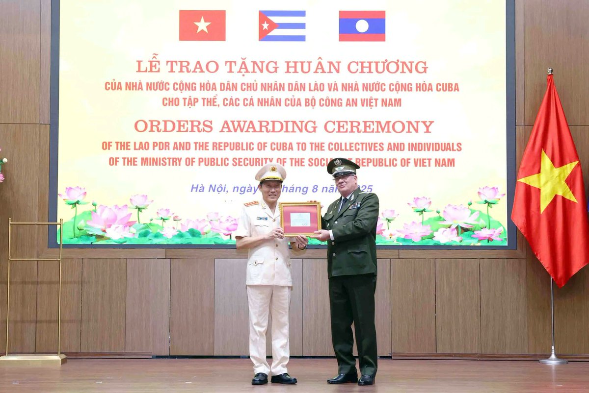 Ministro del Interior GCE Lázaro Álvarez Casas entregó la Medalla “6 de Junio” de Primera Clase al ministro de Seguridad Pública de #Vietnam GE Luong Tam Quang, en reconocimiento a su contribución a las relaciones de amistad y cooperación con nuestro país.