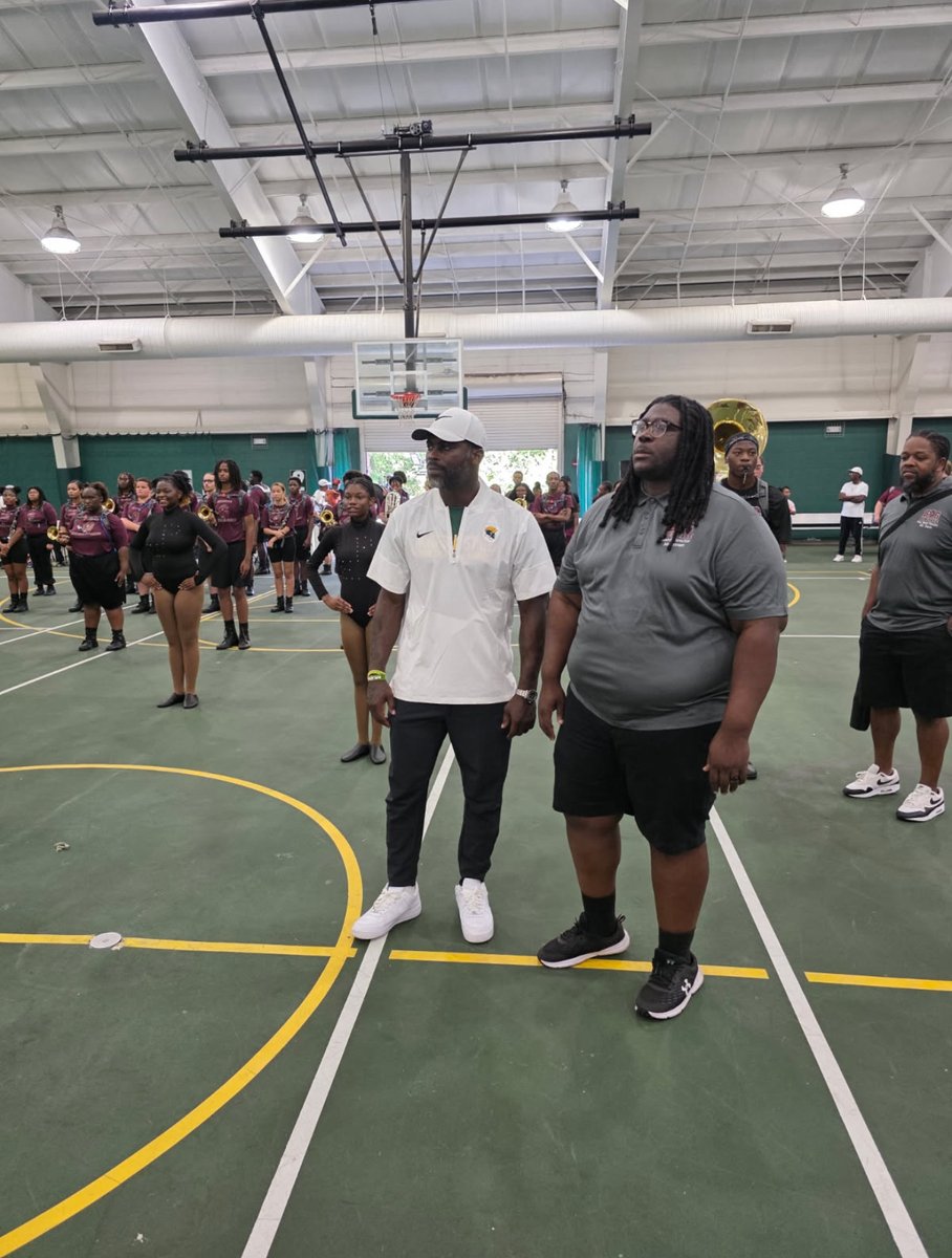 A big thank you to the Marching Storm for representing with pride at the Michael Vick Back to School event! Your dedication to community service reflects the true spirit of Hurricane Life. Service, leadership, and unity—this is what makes us strong. 💪🏾🎺📚 #5800Family #CanePride