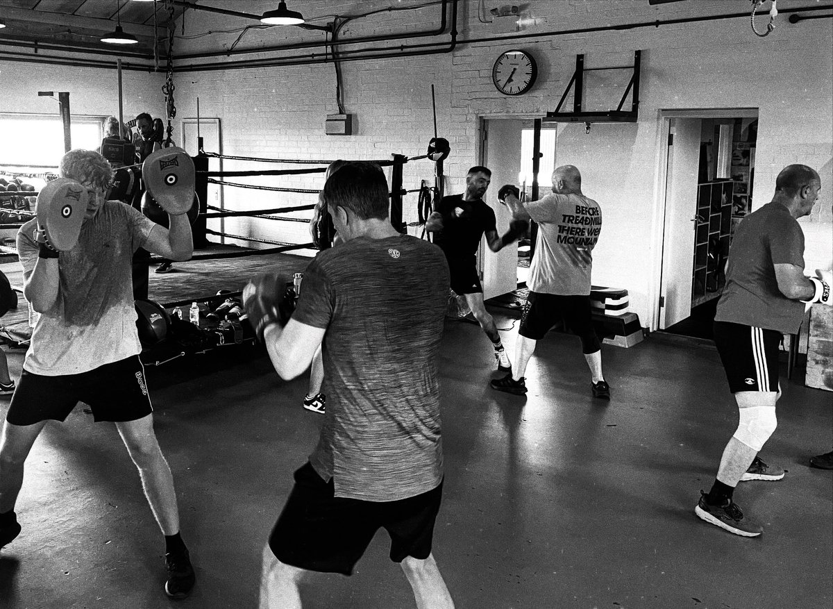 The Box ‘n’ Beers gang finishing the week off strong 🥊🍺💪

Melton Mowbray 
Melton Mowbray boxing 
Melton Mowbray fitness class 
#meltonmowbray 
#boxing