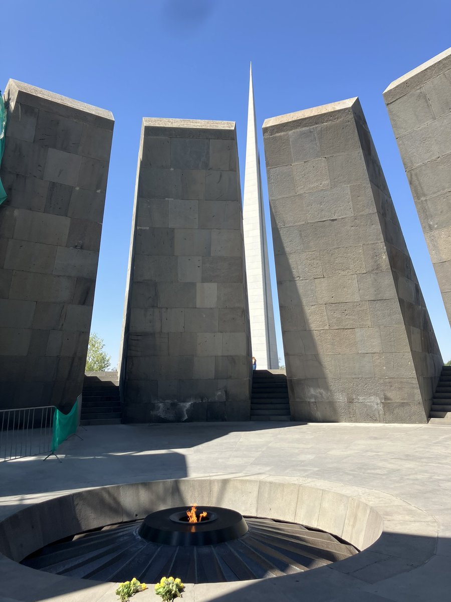MurielDomenach's tweet photo. Moments de recueillement au mémorial de #Tsitsernakaberd et à celui de #Musaler. Dans l’engrenage implacable du génocide des Arméniens par le gouvernement des jeunes turcs, le sursaut de résistance de 6000 villageois, et de dignité de la Marine🇫🇷 qui les sauva en septembre 1915. https://t.co/VVHSMa0LJ8