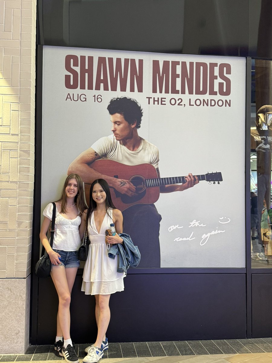 lightsonamyyy's tweet photo. Here we are, hearing songs again 😆@lostinjxpan 
@ShawnMendes 
#ShawnOnTheRoadAgainLondon https://t.co/4E1yRxSuS2