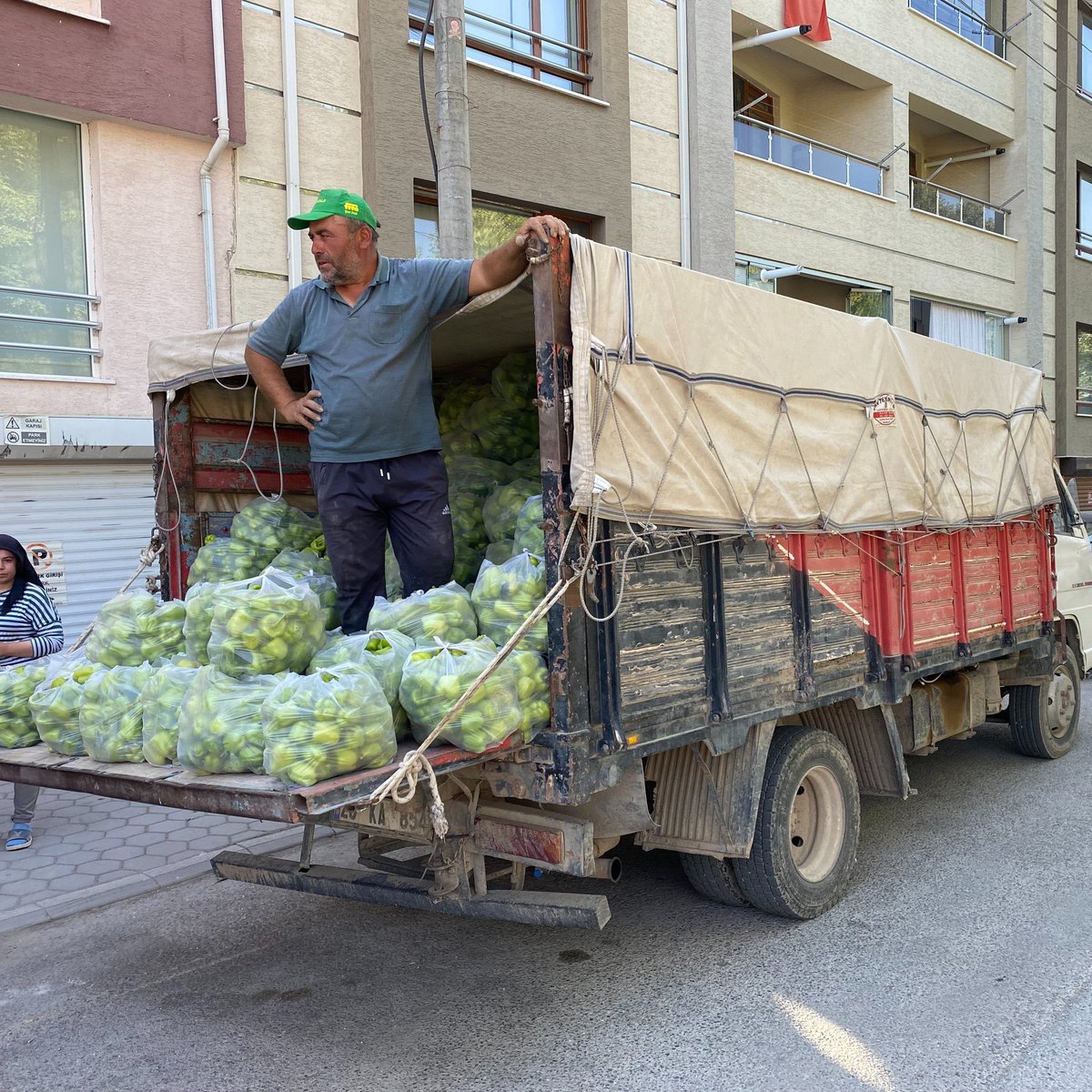 Eskişehir'de bir çiftçi, 8 TL’ye sattığı biberleri marketlerin 40 TL’ye satmasını protesto etmek için vatandaşlara ücretsiz 5 ton biber dağıttı.