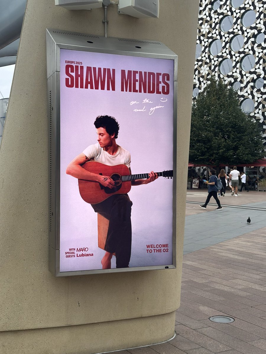lightsonamyyy's tweet photo. Here we are, hearing songs again 😆@lostinjxpan 
@ShawnMendes 
#ShawnOnTheRoadAgainLondon https://t.co/4E1yRxSuS2