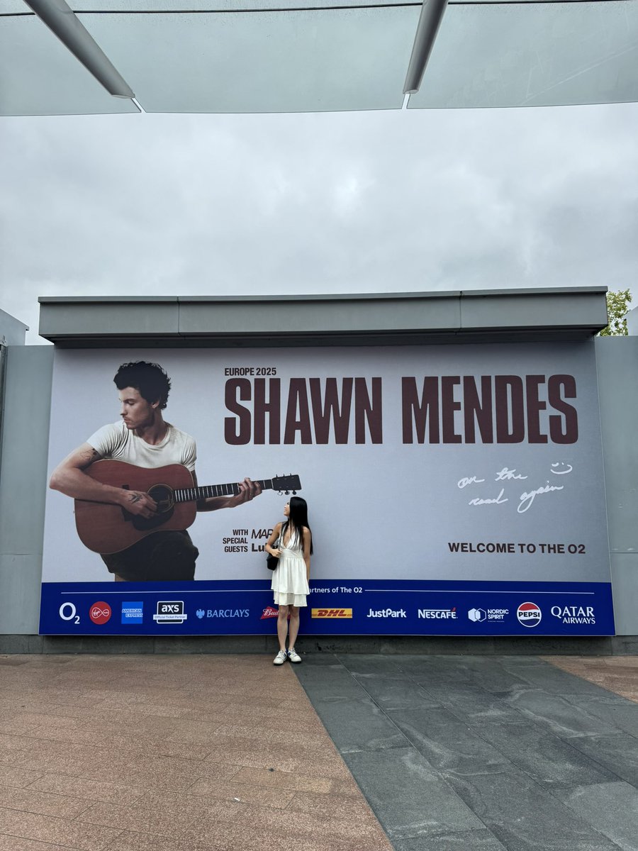 lightsonamyyy's tweet photo. Here we are, hearing songs again 😆@lostinjxpan 
@ShawnMendes 
#ShawnOnTheRoadAgainLondon https://t.co/4E1yRxSuS2