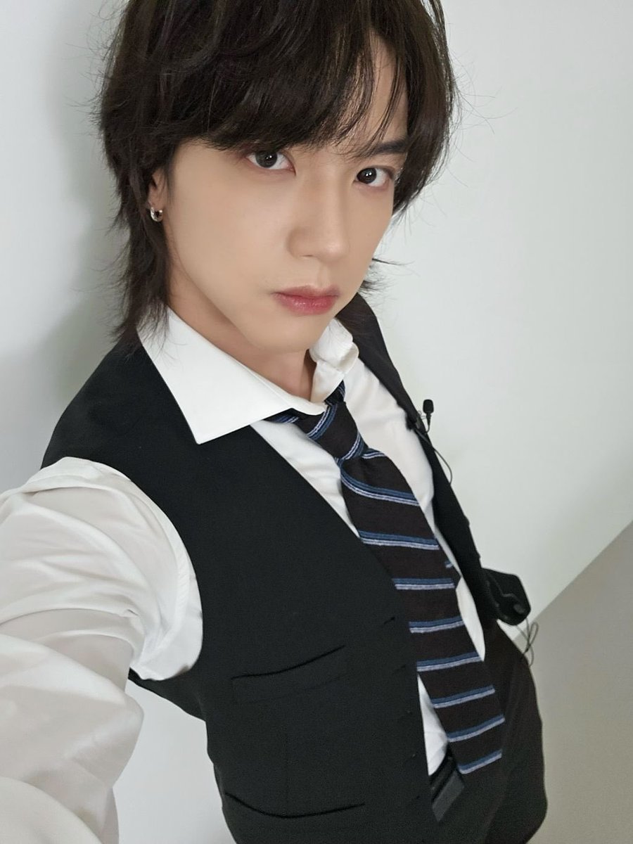 huengN's tweet photo. 정장셀카 너미 좋음,, https://t.co/jC5capwYdR
