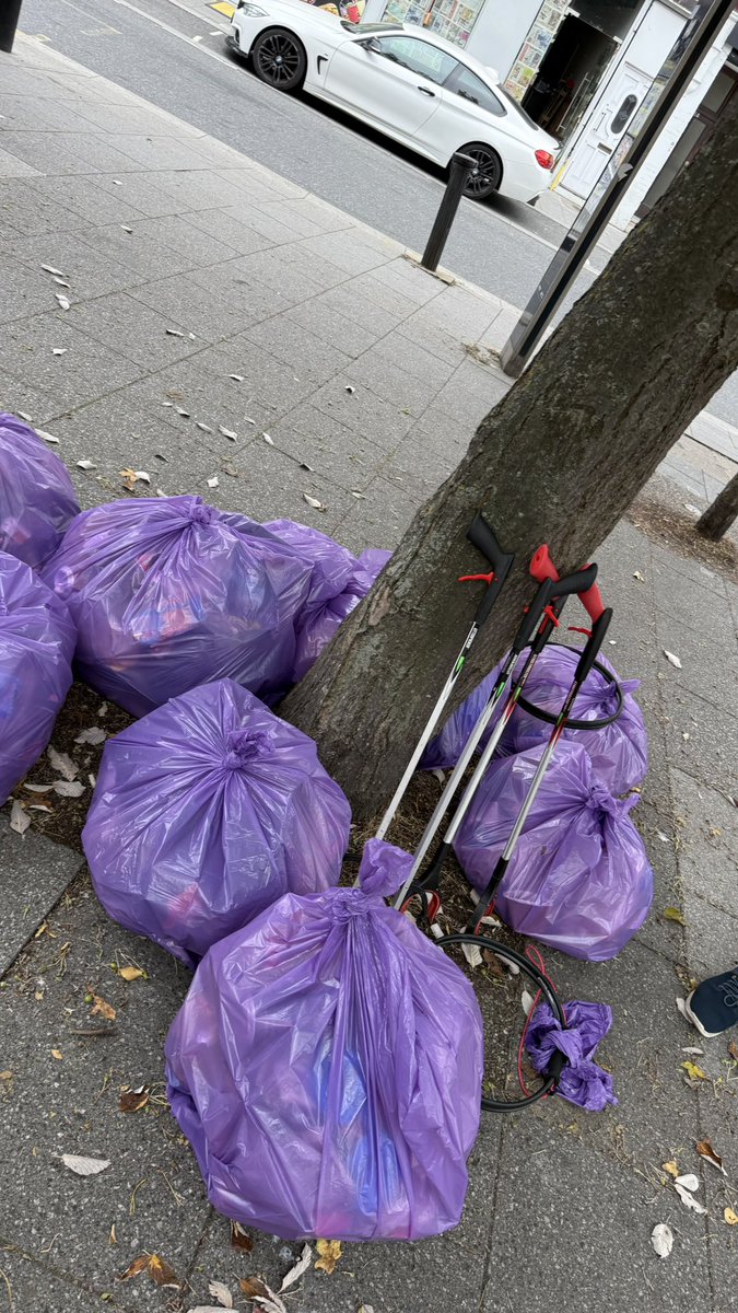 ♻️ Great team out litter picking in South Croydon this afternoon!

📱 Larger fly tips reported on Love Clean Streets &amp; lots of street litter collected by our team.

<a href="/LGBTCons/">LGBT+ Conservatives</a> <a href="/CroydonYCs/">Croydon Young Conservatives</a>