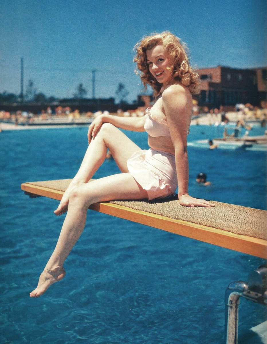 VintageReview's tweet photo. Marilyn Monroe, Long Island, New York, 1949. https://t.co/cnrx4djXxc