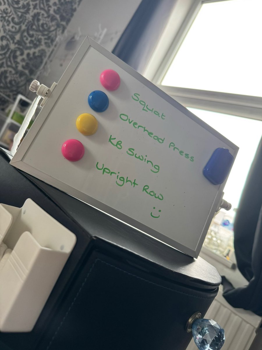 AmyGreatorex's tweet photo. Kettlebells and cardio done in my very hot room! While watching @leedsrhinos smash it 💙💛 I am the queen of multitasking. Even when I’m not in the gym I’m still working hard! #boxing #femaleboxer #professionalboxing #Motivation https://t.co/YUYCFupWa4