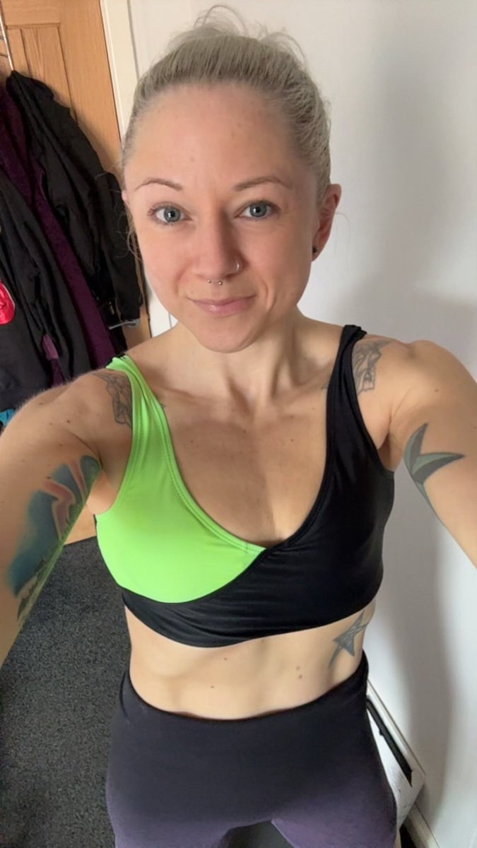 AmyGreatorex's tweet photo. Kettlebells and cardio done in my very hot room! While watching @leedsrhinos smash it 💙💛 I am the queen of multitasking. Even when I’m not in the gym I’m still working hard! #boxing #femaleboxer #professionalboxing #Motivation https://t.co/YUYCFupWa4