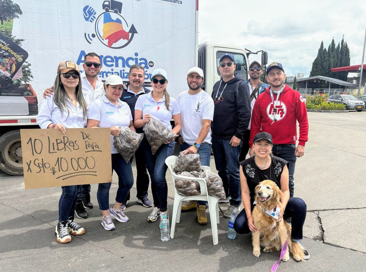 SecEducaCundi's tweet photo. Hoy nuestro equipo se puso la ruana en el Peaje Siberia 🍃🥔. Acompañamos a pequeños productores junto a @fondecunoficial y @CundiAgro, logrando vender el 100% de su cosecha.
¡Somos #CundiPapa! 💛💙❤️ https://t.co/XhcgrT2W8R