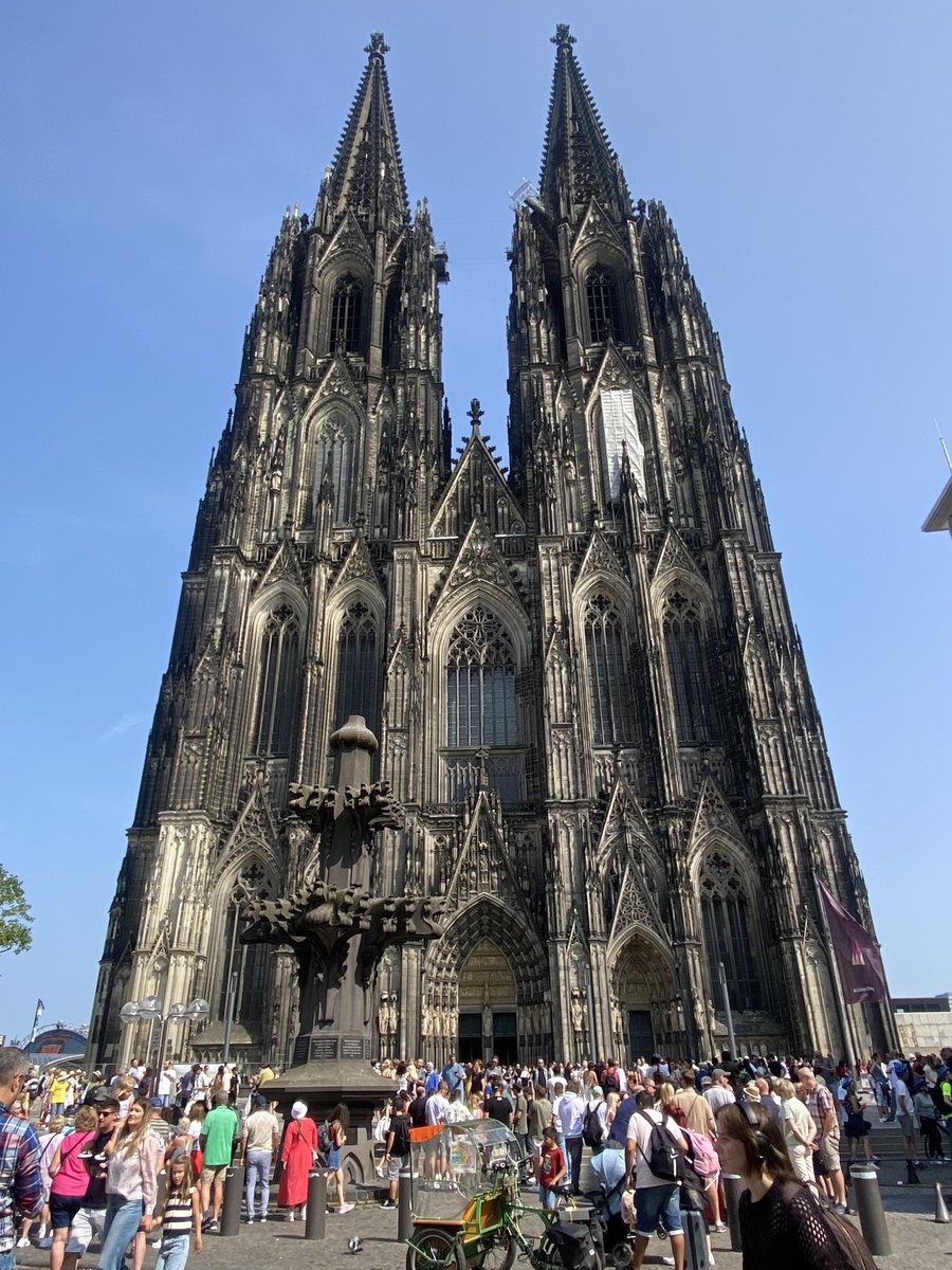 wizard_only128's tweet photo. 初めてのドイツ旅行が楽しすぎたので共有させて🙌
第一弾
ケルン大聖堂がかっこよすぎた。
（時差ボケで体内時計狂いまくってるためこんな時間に投稿しております） https://t.co/TiAqBevgdK