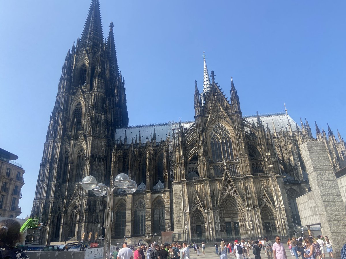 wizard_only128's tweet photo. 初めてのドイツ旅行が楽しすぎたので共有させて🙌
第一弾
ケルン大聖堂がかっこよすぎた。
（時差ボケで体内時計狂いまくってるためこんな時間に投稿しております） https://t.co/TiAqBevgdK