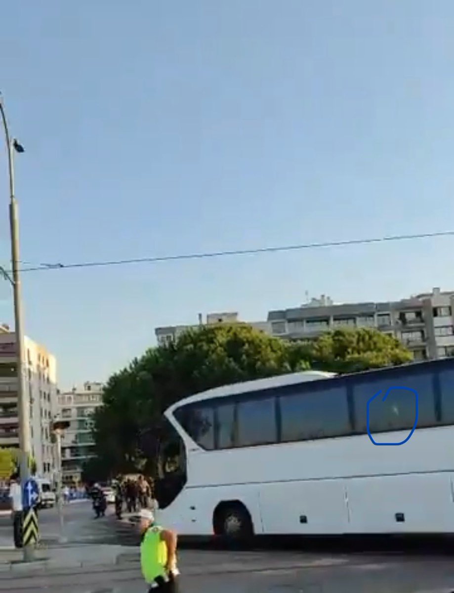 Birbirinizle boğuşurken mi çatladı cam 😂😂