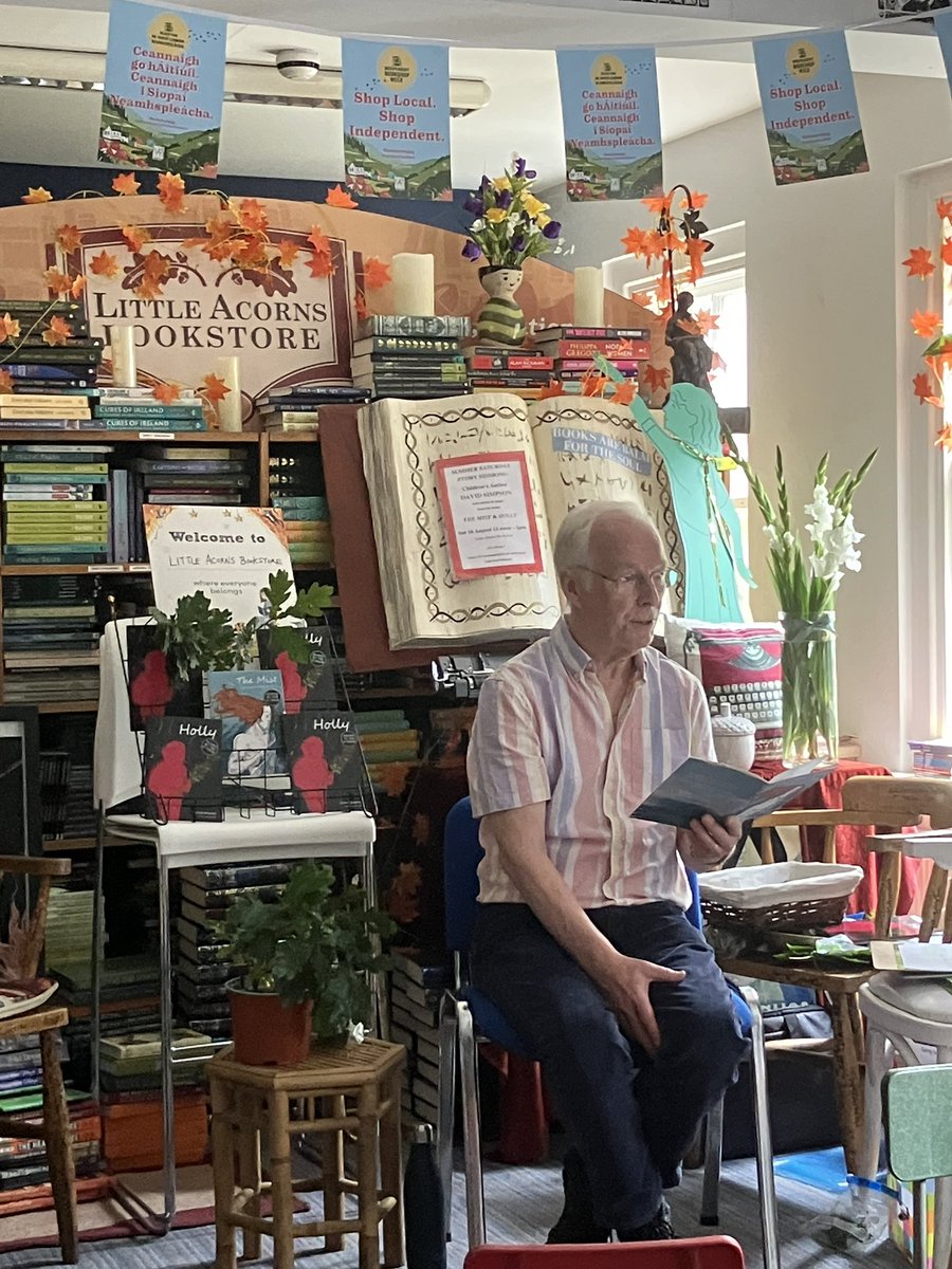 LittleAcornsBks's tweet photo. Wonderfully magical, mythical, nurturing morn with the enigmatic storyteller #DavidSimpson who had us all engrossed & spellbound. Very special & so lovely to see three generations enjoy stories, irish tree cuttings & berries. There was even a little stray acorn! #Derry ๐๐ https://t.co/L1SLayAj7b