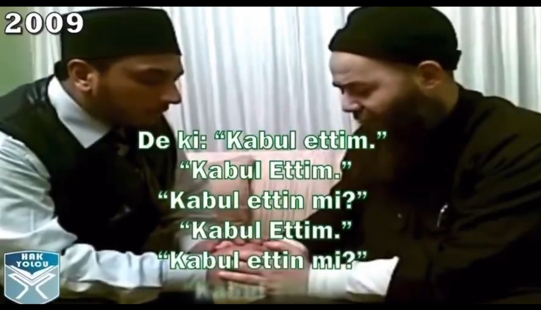 ŞEYHSİZ CEMAATİN SONU

Cübbeli avenesinden Mehmet İslamoğlu nakl eder:

“Bir gün Beykoz’da sohbet yaptıktan sonra uğradığı Çınaraltı medresesindeki hocalardan biri, “Rabbim sizi başımızdan eksik etmesin.” deyince Efendi Hazretleri, “Ya Rabbi! Bizi şeyhsiz ve üstadsız bırakma!”
