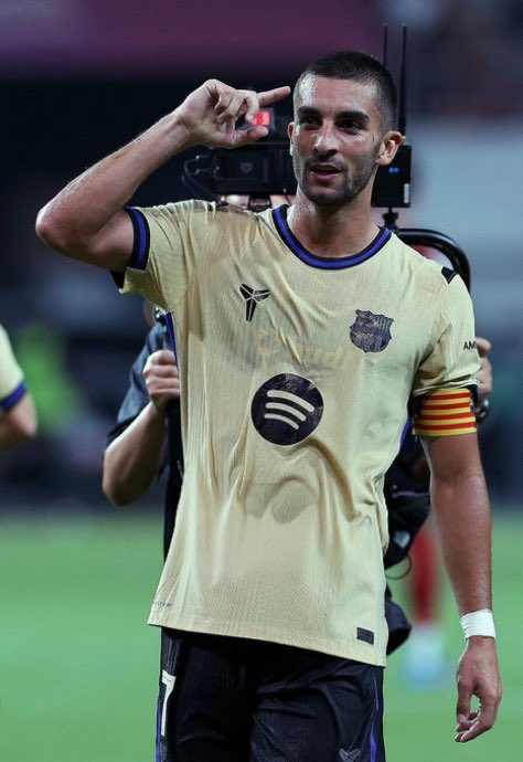 “Mi hombre es el Ferri” — Florentino Pérez.

No lo dijo en referencia a Ferran Torres, sino a Antonio Ferreras, resaltando su control de los medios. Pero yo sí lo digo en referencia a Ferran Torres.