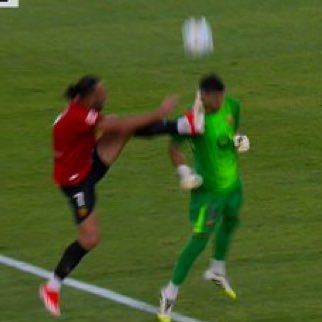 Expulsión a Muriqi por juego peligroso. El Mallorca se queda con 9