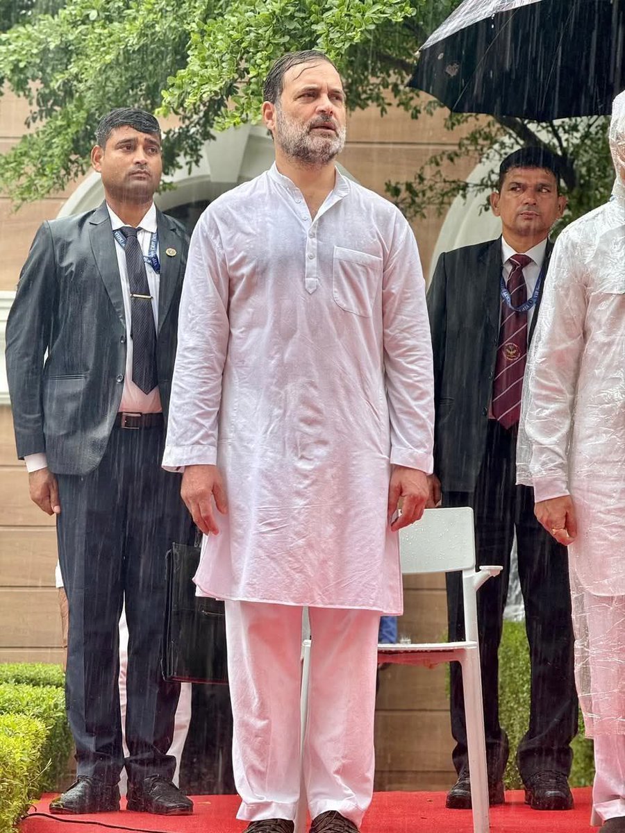 .<a href="/SupriyaShrinate/">Supriya Shrinate</a> Ji, पानी में भीगने से अगर प्रधानमंत्री बन सकते है तो रवीना टंडन भी कबकी प्रधानमंत्री बन चुकी होती