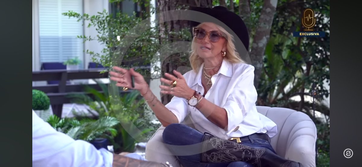 Oigan, Adela Micha estaba fumando con su vape en la entrevista del Nodal ?  A la altura de la entrevista cuando ese we fuma cigarrito.