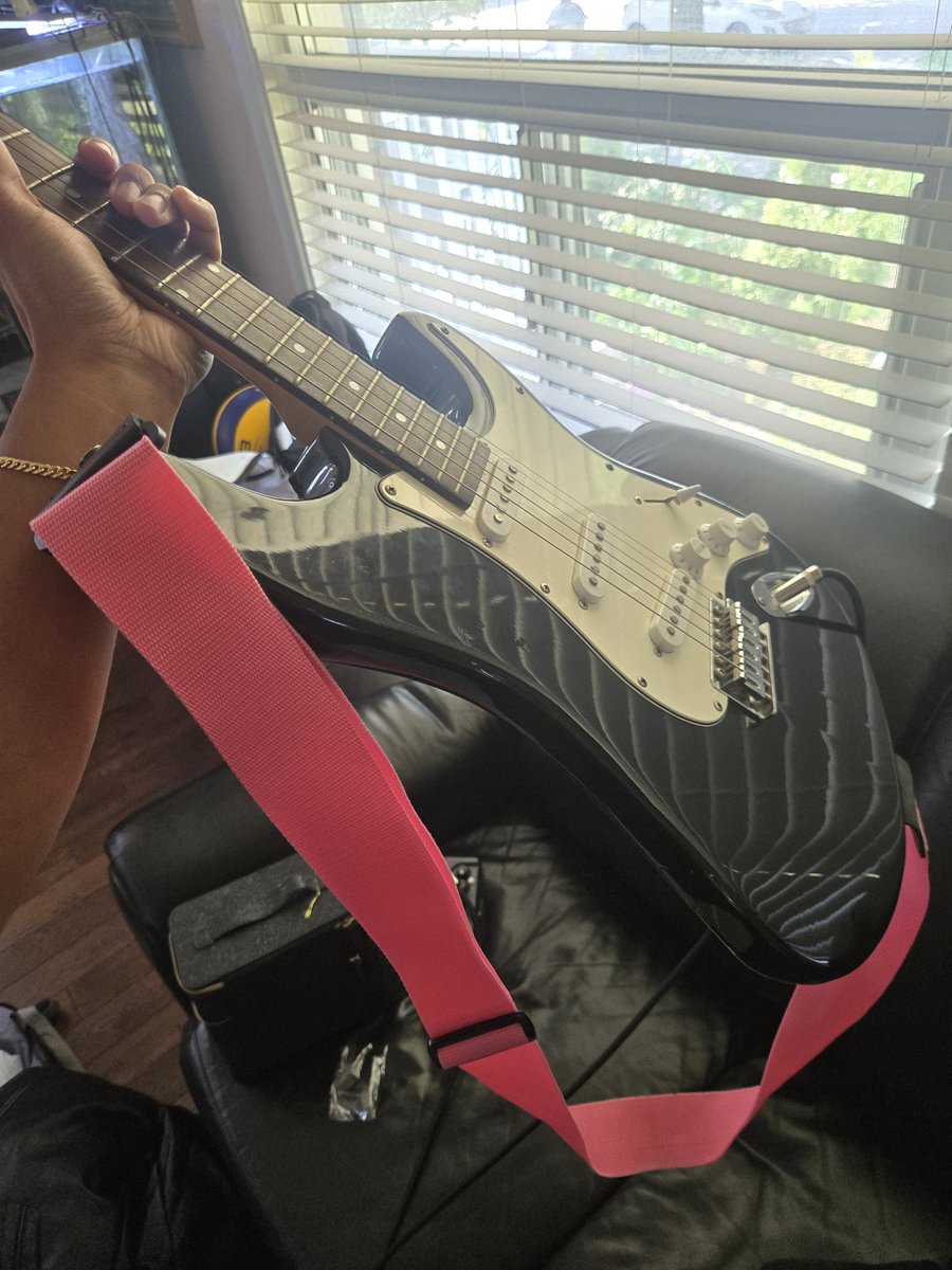 Bocchi Keychain to match my guitar 🥹🩷 #BocchiTheRock #BOCCHI from <a href="/chweyaan/">chweyaan</a> !!