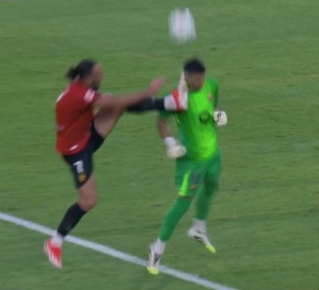 HoyEnDeportes4's tweet photo. Expulsión injusta de Muriqi, porque el jugador del Mallorca solamente quería evitar que le picara un mosquito en el cuello a Joan Garcia. ¡HALA MALLORCA! https://t.co/OJs0MnXa2C
