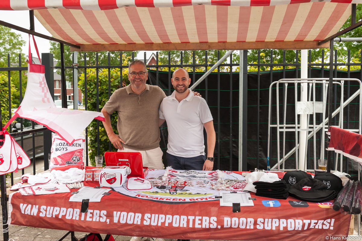 JKieboom's tweet photo. Wat verder nog voor de lens kwam. Jos de Feijter en Jaan de Graaf. Jos de Feijter (midden boven met bril de doelman van de Vogels) met Werkendammers Sjaan Ippel en Jan van Veen. Old friends Jaan de Graaf en Dick Damen. @KozakkenBoys @Kozsupp @VVIJV #kozijs https://t.co/GQzDeY8K8P