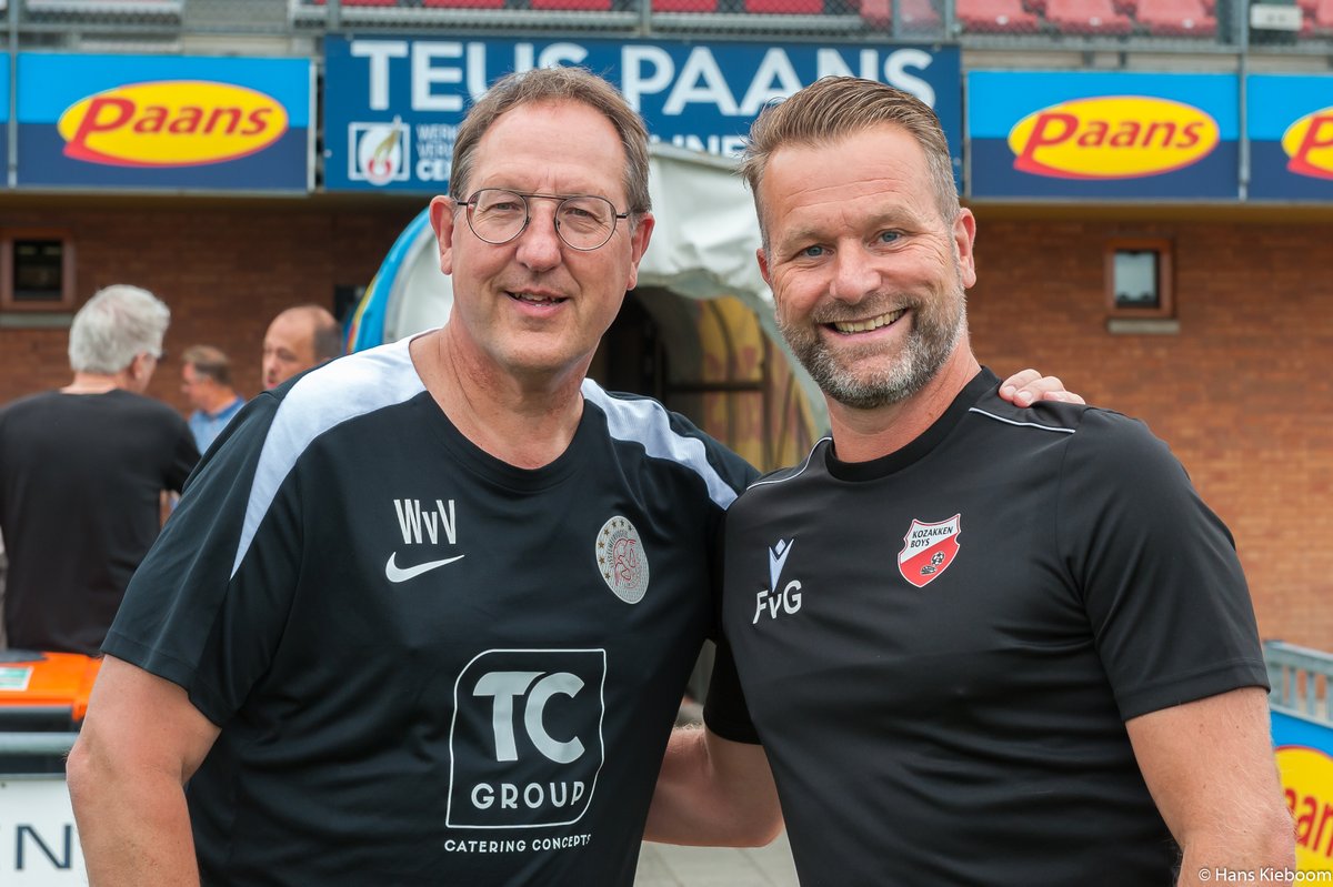 JKieboom's tweet photo. Wat verder nog voor de lens kwam. Jos de Feijter en Jaan de Graaf. Jos de Feijter (midden boven met bril de doelman van de Vogels) met Werkendammers Sjaan Ippel en Jan van Veen. Old friends Jaan de Graaf en Dick Damen. @KozakkenBoys @Kozsupp @VVIJV #kozijs https://t.co/GQzDeY8K8P