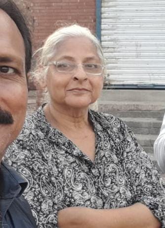 سعیدہ لالین صاحبہ کے سر کہ بال سفید ہو چکے اور انتہائی ذمہ دار شہری ہیں۔ان کو تھانے میں ڈال دیا ہے پاکستان کا جھنڈا اور قائداعظم کی تصویر اٹھانے پر۔ایڈوکیٹ فائزہ مراد