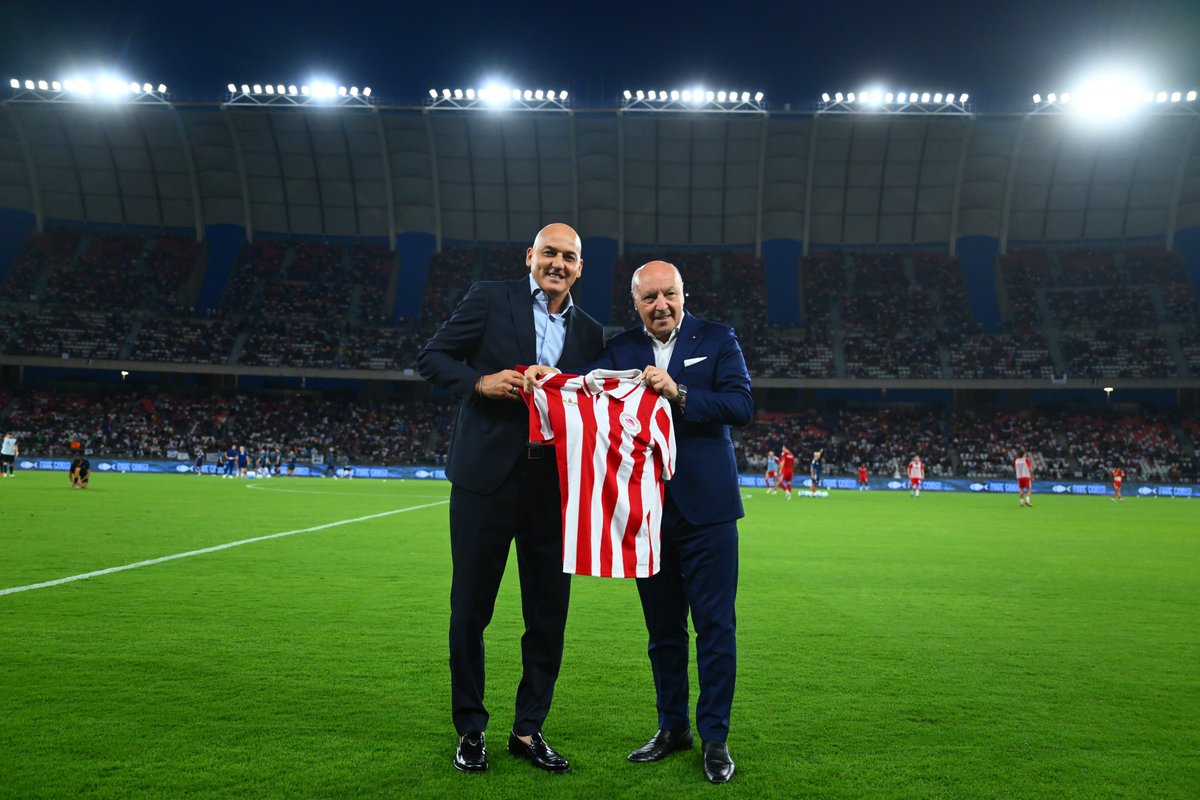Nel pre match, scambio di omaggi tra il Presidente Giuseppe Marotta e il Direttore Sportivo dell'Olympiacos Darko Kovacevic 🤝

#ForzaInter #InterOlympiacos