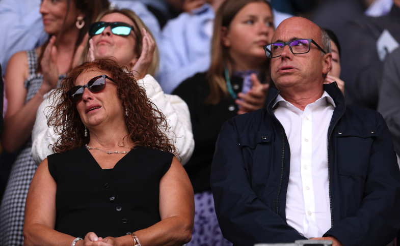 MirrorFootball's tweet photo. 🗣️"We'll remember you when you walk in fields of gold."

Diogo Jota's wife, Rute Cardoso, and his parents, as well as former team-mate Ruben Neves, were all in attendance as Molineux paid a poignant tribute

https://t.co/lvlhwI3qSn https://t.co/1qtyjBZs48