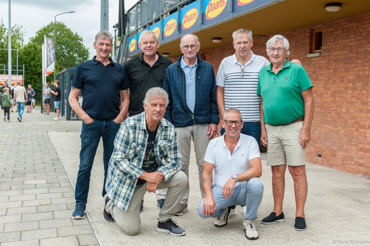 JKieboom's tweet photo. Wat verder nog voor de lens kwam. Jos de Feijter en Jaan de Graaf. Jos de Feijter (midden boven met bril de doelman van de Vogels) met Werkendammers Sjaan Ippel en Jan van Veen. Old friends Jaan de Graaf en Dick Damen. @KozakkenBoys @Kozsupp @VVIJV #kozijs https://t.co/GQzDeY8K8P