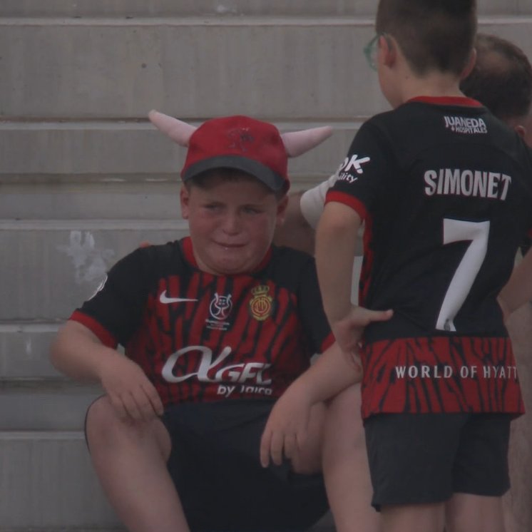 📸 - THIS LITTLE MALLORCA FAN IS CRYING LOTS OF TEARS!