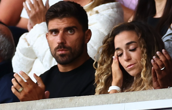 MirrorFootball's tweet photo. 🗣️"We'll remember you when you walk in fields of gold."

Diogo Jota's wife, Rute Cardoso, and his parents, as well as former team-mate Ruben Neves, were all in attendance as Molineux paid a poignant tribute

https://t.co/lvlhwI3qSn https://t.co/1qtyjBZs48