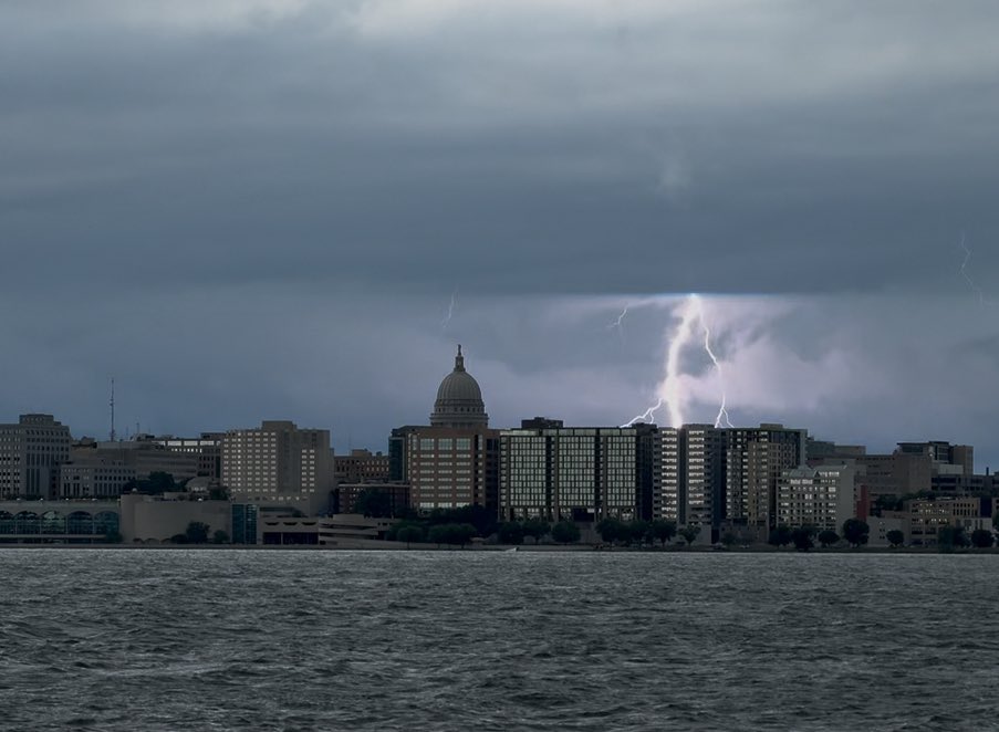 TessaRuid's tweet photo. A stormy Saturday in Madison ⚡️ #wiwx https://t.co/dfQzn8oqWF