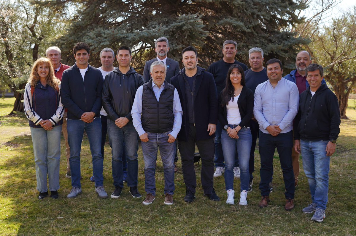 luispetri's tweet photo. Acepto con orgullo el ofrecimiento del presidente Javier Milei para encabezar la lista a diputados nacionales por mi amada Mendoza en las elecciones de octubre. 

Liderados por @JMilei, estamos dando la batalla más importante para sacar a la Argentina de la decadencia y buscar el futuro de progreso que todos soñamos.  

Mi compromiso es absoluto con nuestro país, con nuestra provincia y con el rumbo que decidió el presidente.

Quiero decirles a todos los mendocinos que voy a trabajar por una provincia que refuerce su peso en el debate nacional, defender nuestras economías regionales, apoyar a quienes producen y emprenden, y garantizar que el mérito y el esfuerzo serán reconocidos y recompensados. 

Hoy debemos lograr las reformas urgentes que traban el crecimiento y la gran pelea está en el Congreso. Es contra los kirchneristas y los adictos al Estado populista que quieren impedir el desarrollo de nuestro país y nuestras provincias. Ellos siguen defendiendo a los corruptos, los privilegios y los delincuentes. Son quienes bloquean sistemáticamente todo lo que el pueblo argentino decidió en las urnas por amplia mayoría en 2023. 

Por eso, no podemos dar un paso atrás. 

Necesitamos en el Congreso personas que crean en las ideas de la libertad para sacar al pais adelante.

Junto a @alfredocornejo, @PameVerasay, @fcorreallano e intendentes nos reunimos para firmar la aceptación de las candidaturas.
