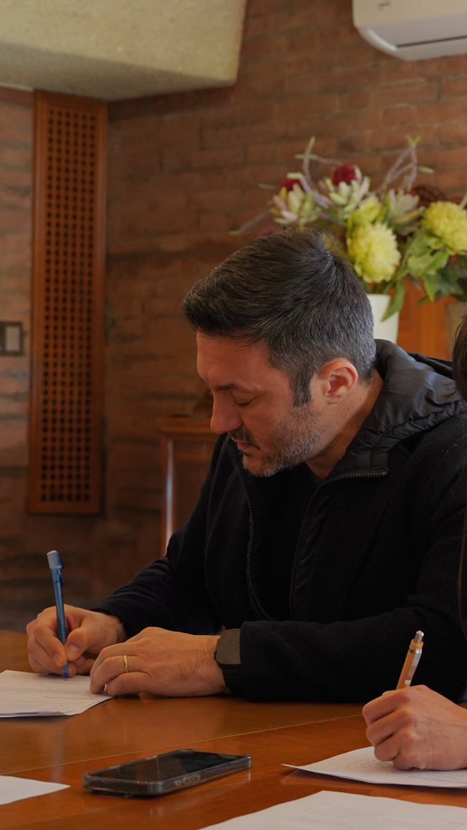 luispetri's tweet photo. Acepto con orgullo el ofrecimiento del presidente Javier Milei para encabezar la lista a diputados nacionales por mi amada Mendoza en las elecciones de octubre. 

Liderados por @JMilei, estamos dando la batalla más importante para sacar a la Argentina de la decadencia y buscar el futuro de progreso que todos soñamos.  

Mi compromiso es absoluto con nuestro país, con nuestra provincia y con el rumbo que decidió el presidente.

Quiero decirles a todos los mendocinos que voy a trabajar por una provincia que refuerce su peso en el debate nacional, defender nuestras economías regionales, apoyar a quienes producen y emprenden, y garantizar que el mérito y el esfuerzo serán reconocidos y recompensados. 

Hoy debemos lograr las reformas urgentes que traban el crecimiento y la gran pelea está en el Congreso. Es contra los kirchneristas y los adictos al Estado populista que quieren impedir el desarrollo de nuestro país y nuestras provincias. Ellos siguen defendiendo a los corruptos, los privilegios y los delincuentes. Son quienes bloquean sistemáticamente todo lo que el pueblo argentino decidió en las urnas por amplia mayoría en 2023. 

Por eso, no podemos dar un paso atrás. 

Necesitamos en el Congreso personas que crean en las ideas de la libertad para sacar al pais adelante.

Junto a @alfredocornejo, @PameVerasay, @fcorreallano e intendentes nos reunimos para firmar la aceptación de las candidaturas.