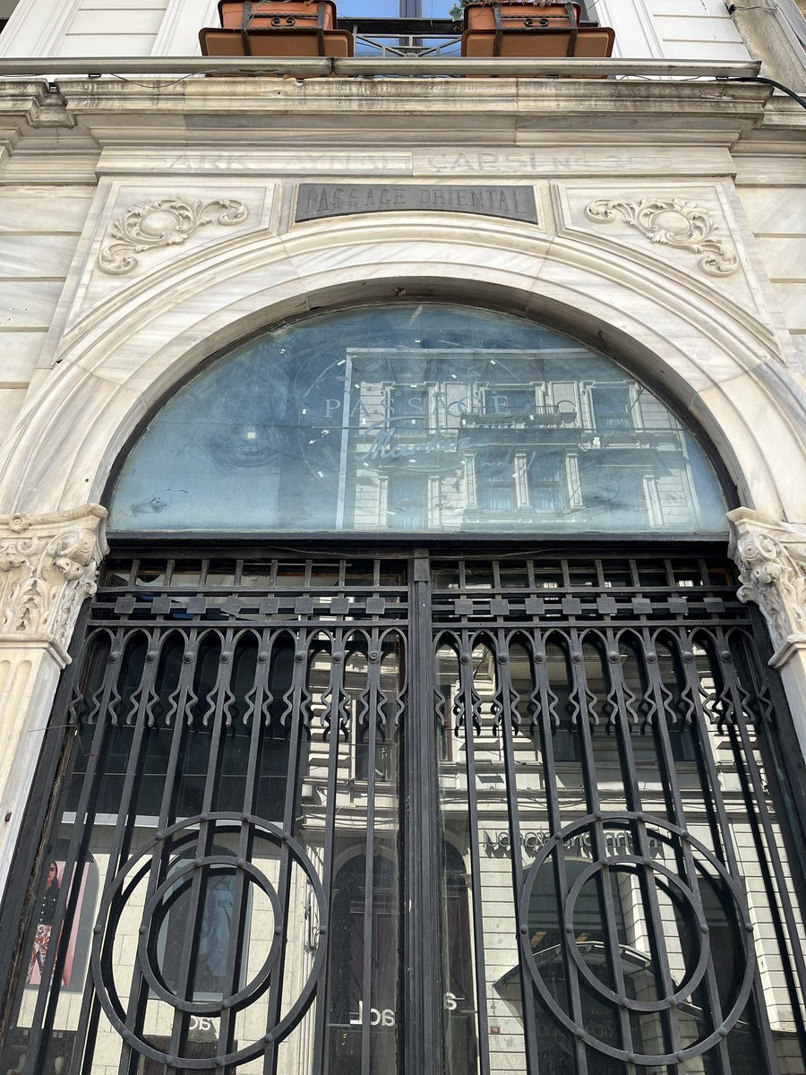 geo_viaggio's tweet image. Ne randevulara sahne olmuştur bu pastane 🍰 #pera #markiz #lebon