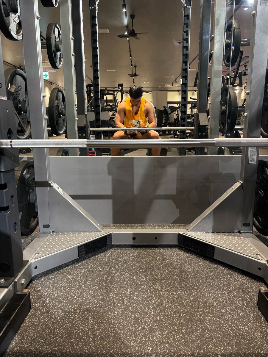 背中のトレーニング中🏋️