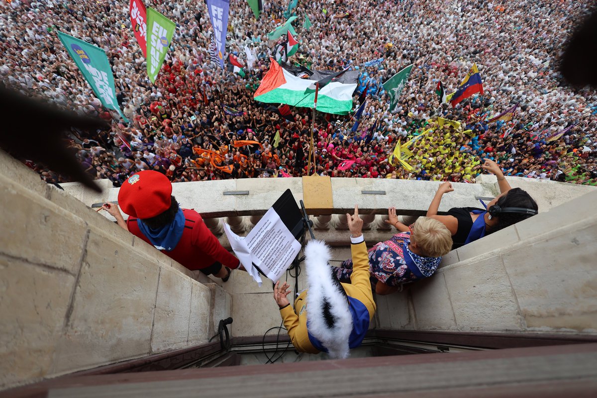 📸 Estalla la fiesta en Bilbo: «Vamos a engañarnos y dime mi cielo que esto va a durar siempre»  naiz.eus/eu/info/notici…