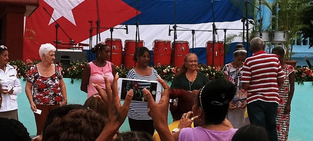 Acto Municipal en el Reparto santiaguero Abel Santamaría Cuadrado por el 65 Aniversario de la Federación de Mujeres Cubanas Las mujeres en todas las obras de la Revolución. #CubaViveEnSuHistoria #CubaMined a la Vanguardia !!! <a href="/BeatrizJUrrutia/">Beatriz Johnson Urrutia</a>