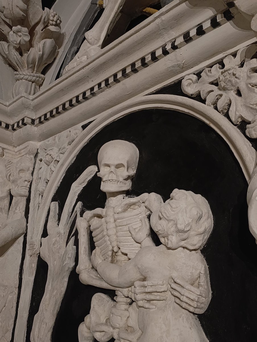 Cripta de los Condes de Buenavista (Málaga). 
La muerte según el Barroco, con sus avisos, advertencias y evidencias. 
Grandeza, poder, corrupción y gusanos. 
¿Fin?