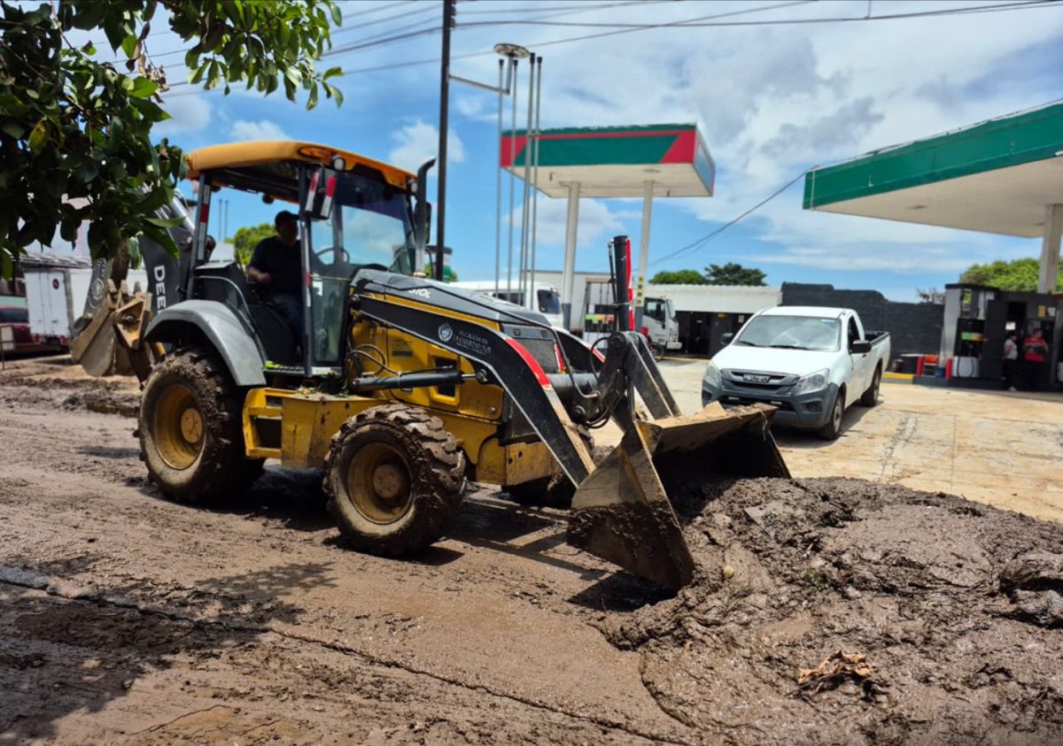 Personal municipal se encuentra ejecutando labores de limpieza y remoción de lodo en diferentes puntos del municipio, luego de la fuerte lluvia registrada anoche.

📍18 avenida Sur, residencial Don Bosco. 

Emergencias: 7919-7119.