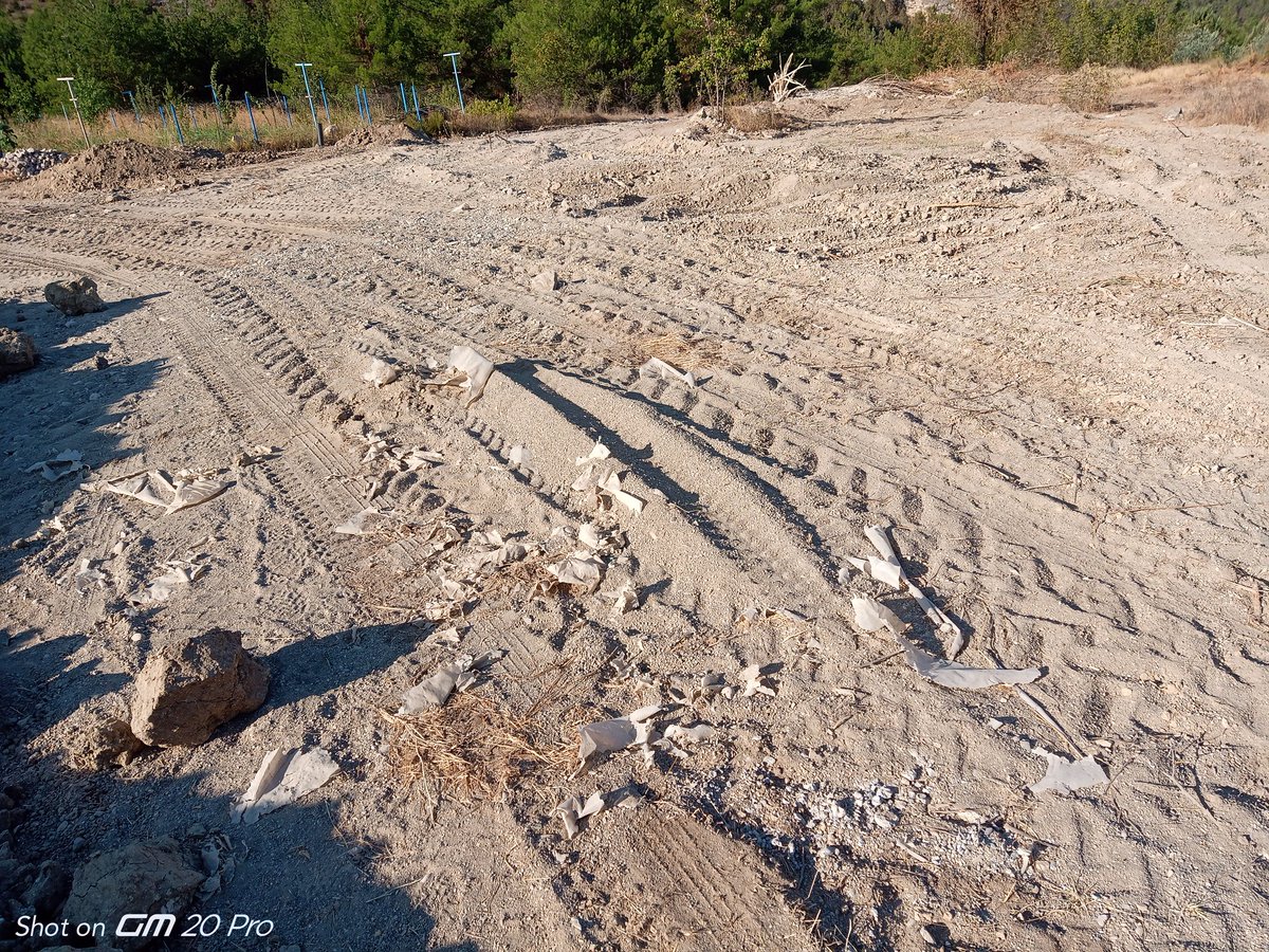 Bilecik İnhisar Harmanköyde <a href="/dsigovtr/">DSİ Genel Müdürlüğü</a> DSİ tarafından yapılan ihalede regülatör sulama sistemi projesini yapan firma şahsi arazi içinde duran inşaat kumunu kamyon ve iş makineleri ile çiğneyip bu hale getirmiş.  <a href="/csbgovtr/">T.C. Çevre, Şehircilik ve İklim Dğş. Bakanlığı</a>  <a href="/TCTarim/">T.C. Tarım ve Orman Bakanlığı</a> <a href="/tcbestepe/">T.C. Cumhurbaşkanlığı</a>  <a href="/InhisarKaymakam/">T.C. İnhisar Kaymakamlığı</a>  <a href="/bilecikvaliligi/">BİLECİK VALİLİĞİ</a>