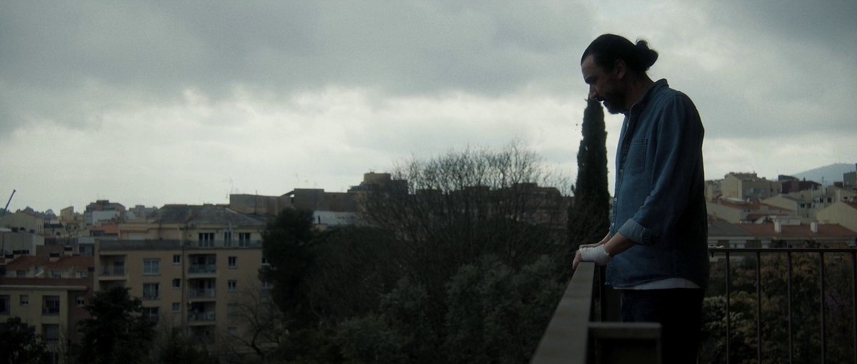 La vi hace unos dias y aún me acuerdo de ella. La Mesita del Comedor es una película muy sencillita pero que funciona a las mil maravillas. Que tensión, cuanta incomodidad por la situación que presenta y que mal cuerpo deja al final. Me gustó muchisimo.