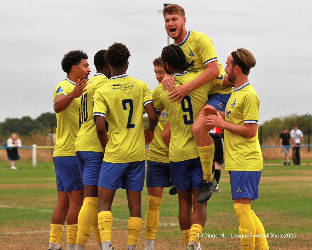 A few from <a href="/BedfontFC/">Bedfont FC</a> v <a href="/hillingdonfc/">hillingdonboroughFC</a> more to follow on flikr... <a href="/NonLeagueCrowd/">Non League Crowds</a> <a href="/ComCoFL/">Combined Counties Football League</a> #Bedfontfc #NonLeague #nonleaguefootball #football