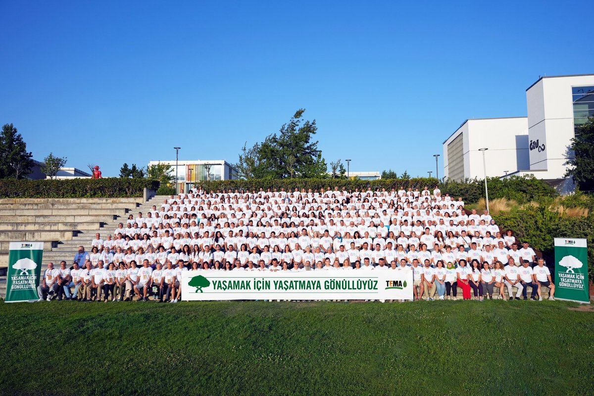temavakfi's tweet photo. 13-16 Ağustos tarihleri arasında İstanbul’da düzenlediğimiz Saha Koordinasyon Toplantımızın sonuna geldik 💚

“Yaşamak İçin Yaşatmaya Gönüllüyüz” teması ile düzenlediğimiz toplantımıza Türkiye’nin dört bir yanından İl Temsilcilerimiz, İlçe ve Mahalle Sorumlularımız, Mezun TEMA İl Koordinatörlerimiz, Genç TEMA Başkanlarımız ve Temsilci Yardımcılarımız, Yönetim Kurulu Üyelerimiz, Genel Merkez çalışanlarımız ve birbirinden değerli konuklarımız katıldı.

Yanımızda olan herkese gönülden teşekkür ederiz. 🙏🏼

Bu topraklarda hep birlikte umut yeşertmeye devam edeceğiz.🌿

#SahaKoordinasyon2025
#YaşamakİçinYaşatmayaGönüllüyüz